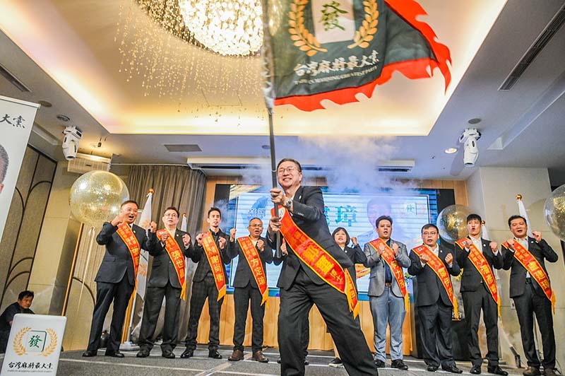 「長者麻將輸贏千元內除罪?」身兼台灣麻將最大黨主席的前海軍顧問郭璽對此提出公投案,遭中選會駁回。圖/引自郭璽臉書