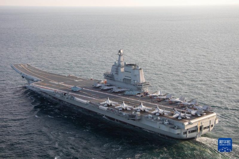 在某海域,山東艦殲-15艦載機列陣甲板。(新華社)