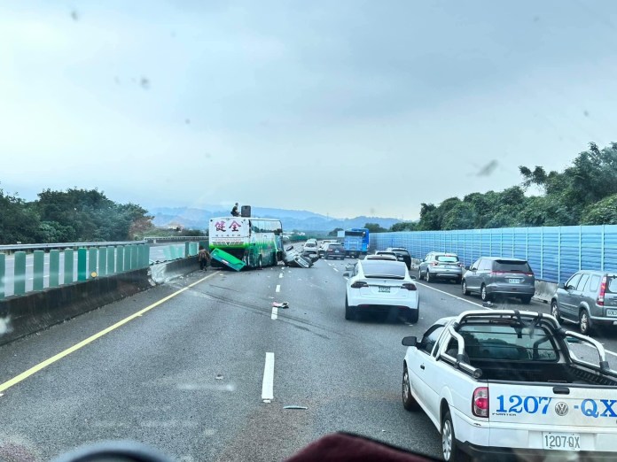 快訊/國道3號南下263.8公里遊覽車與自小客車嚴重事故 4人無生命跡象 63 S 70066212 | 社會 社會 記者爆料網