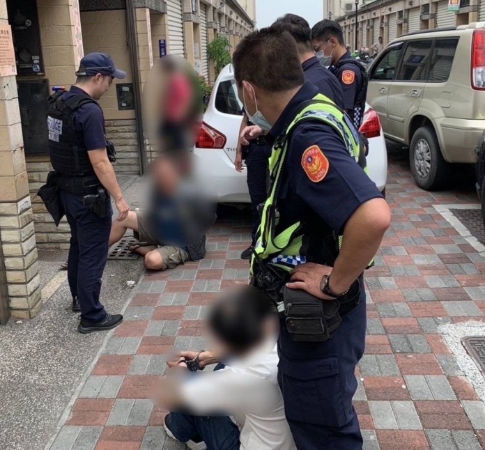 (警匪追逐片)通緝犯開贓車見警狂逃還倒車衝撞 慘遭敲窗狼狽逮捕 66 93AF2F4D 8098 448C 9558 B1CC31DD9E38 | 社會 社會 記者爆料網