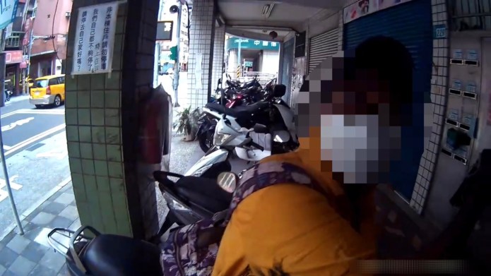 非裔女蘆洲閒晃遭盤查 一驗指紋驚「違法在台漂流34年」 63 S 6594579 0 | 社會 社會 記者爆料網