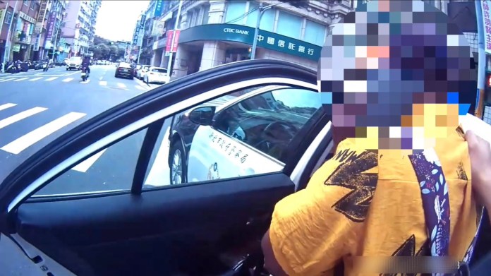非裔女蘆洲閒晃遭盤查 一驗指紋驚「違法在台漂流34年」 62 S 6594581 0 | 社會 社會 記者爆料網