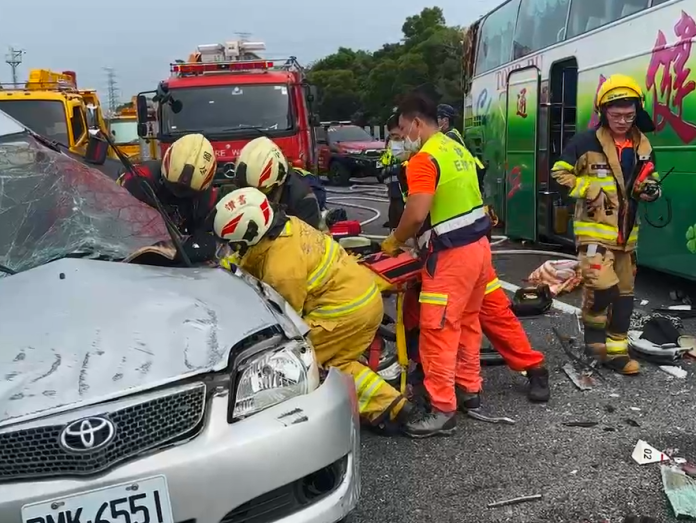 (不斷更新)國道3號重大車禍!遊覽車、自小客車碰撞釀4死22輕傷 62 2023 10 21 123556 | 社會 社會 記者爆料網