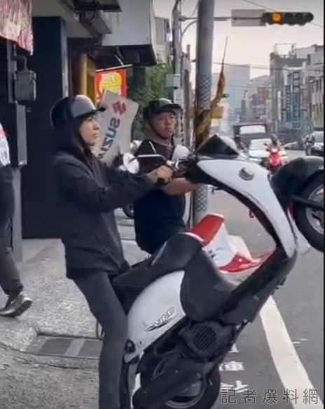 彰化超迷你機車待轉區 特技車手示範想停進去得「翹孤輪」 63 1697870423135 | 社會 社會 記者爆料網
