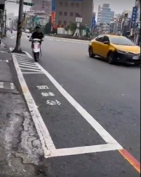 彰化超迷你機車待轉區 特技車手示範想停進去得「翹孤輪」 62 1697870391455 | 社會 社會 記者爆料網