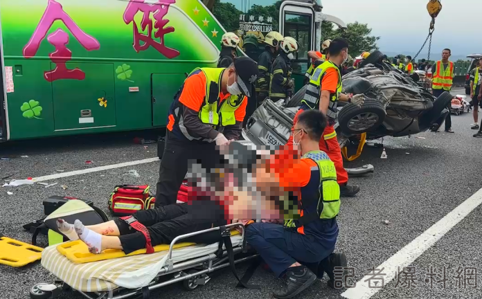 科技公司家庭日包遊覽車出遊國道發生重大車禍 乘客:司機一路變換車道、超車 64 遊覽車 國道車禍
