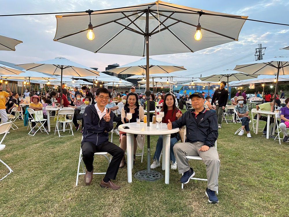 農村水土保持署南投分署和彰化縣花壇鄉順達磚窯廠,21日下午4點在順達磚窯廠辦理「花現心活力 樂遊綠生活」草地音樂市集活動,吸引許多民眾參與。(圖/記者林均和攝)