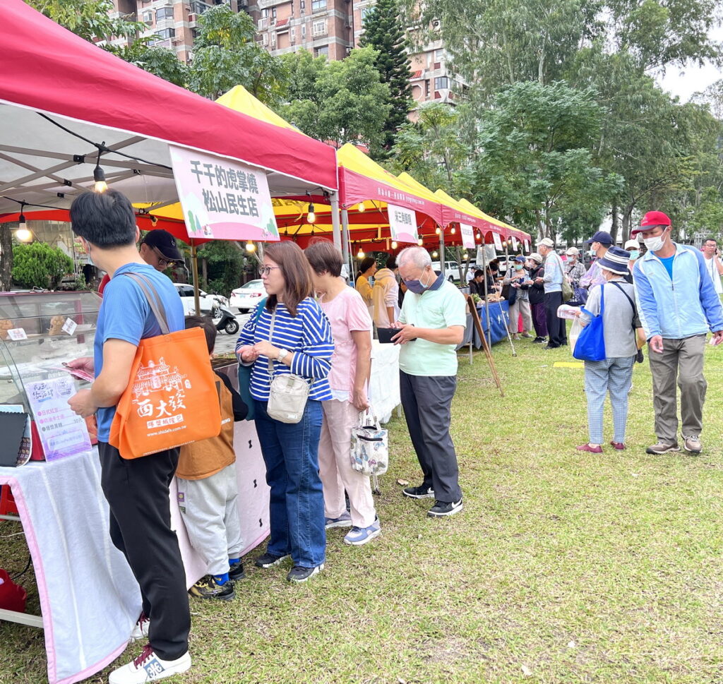 圖說:民眾熱情參與活動遊逛市集