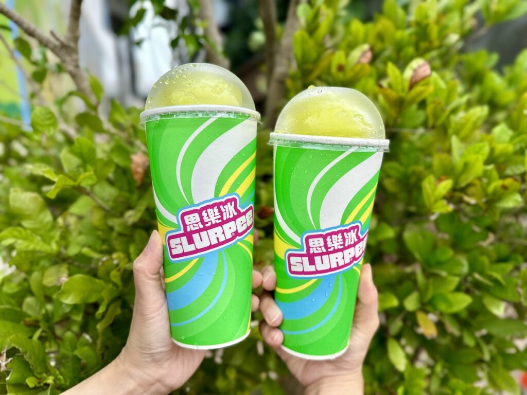 全新復刻版本的綠精靈結合香甜爽口的哈密瓜，讓綠肉「哈味」果汁升級為直凍腦門的思樂冰、碳酸口感在口中滋滋彈跳，彷彿頑皮的綠精靈