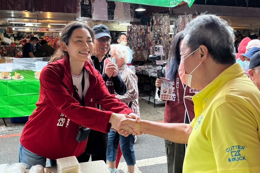 「她是比高嘉瑜優秀的人」 苦苓陪同吳欣岱掃街催票 210 「她是比高嘉瑜優秀的人」 苦苓陪同吳欣岱掃街催票 209