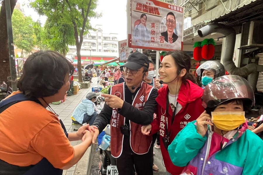 「她是比高嘉瑜優秀的人」 苦苓陪同吳欣岱掃街催票 212 「她是比高嘉瑜優秀的人」 苦苓陪同吳欣岱掃街催票 211