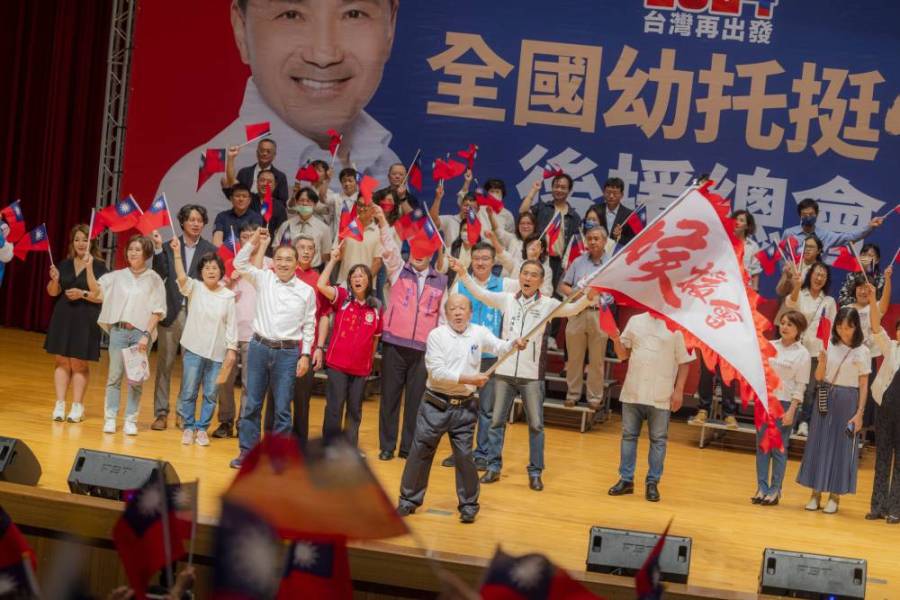 全國幼托挺侯後援會成立 侯友宜端牛肉:研議教保人員「久任獎金」 213 侯友宜21日出席全國幼托挺侯後援總會成立大會