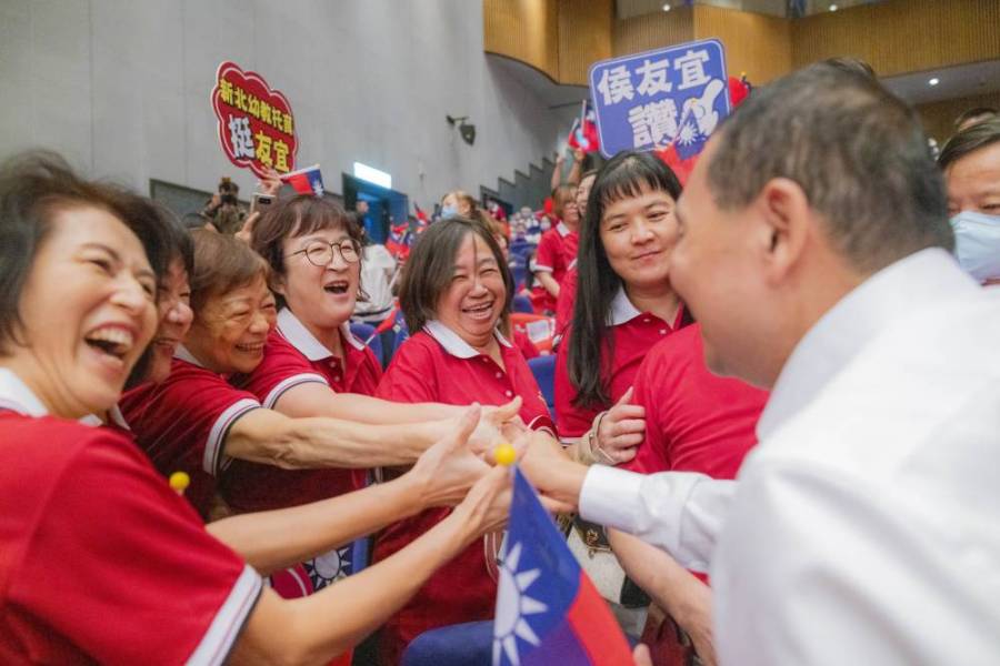 全國幼托挺侯後援會成立 侯友宜端牛肉:研議教保人員「久任獎金」 214 侯友宜21日出席全國幼托挺侯後援總會成立大會
