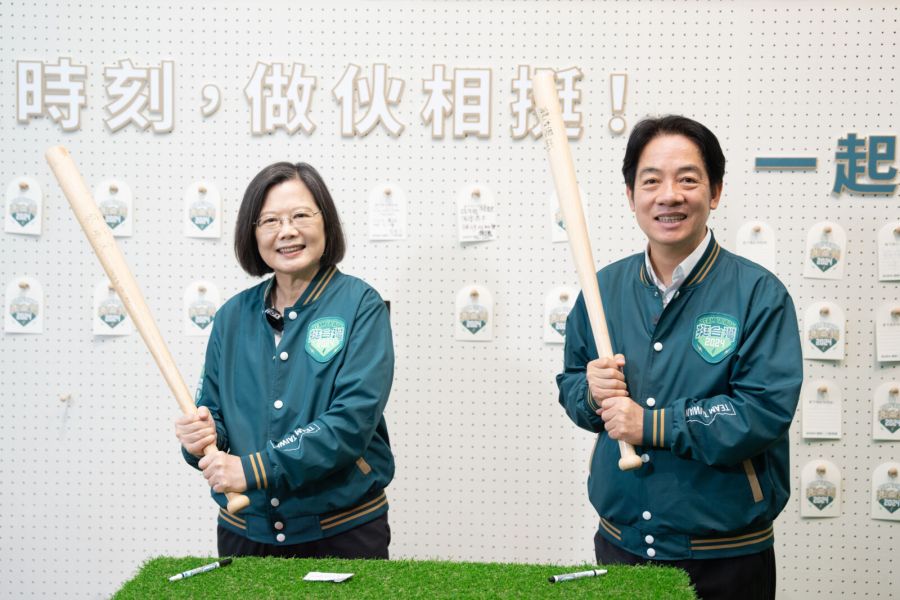 蔡英文與賴清德一同開箱賴清德競總。（賴清德競辦提供）