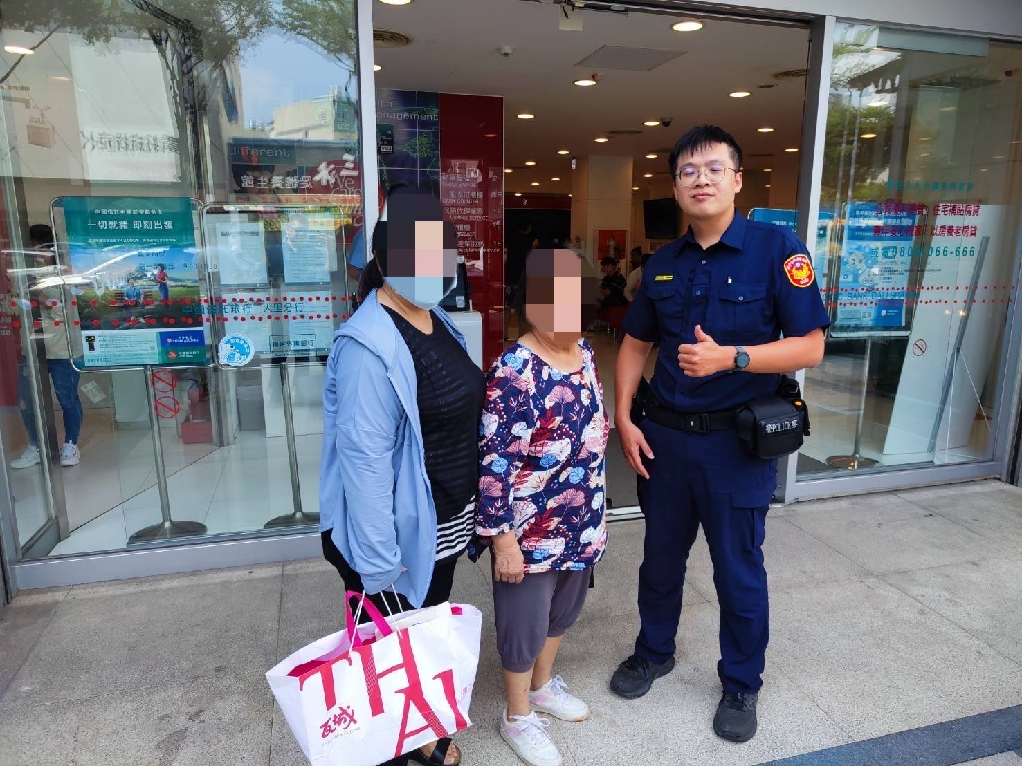 烏日派出所副所長鄭羽翔和警員胡智鈞協助母女釐清400萬購屋款。（圖/記者江雁武翻攝）