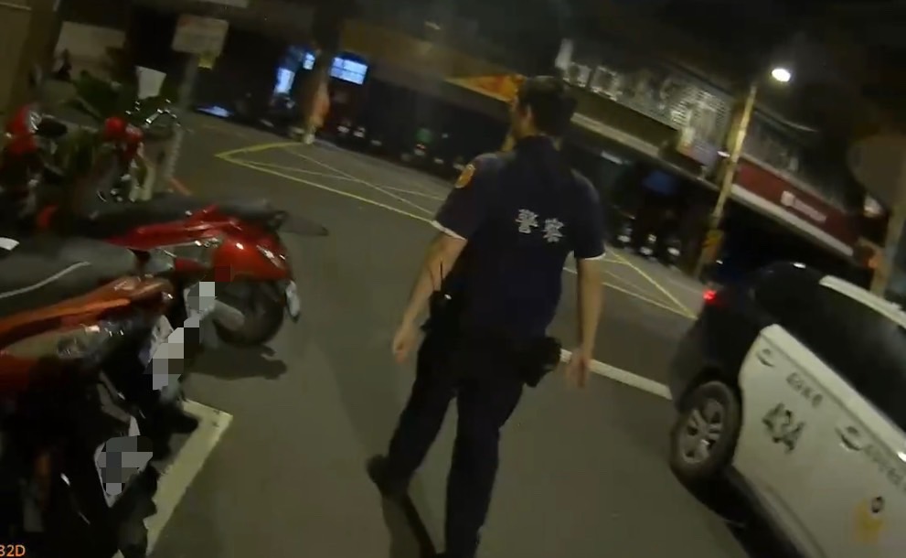 員警陪同許女徒步沿線尋找手機。(圖/樹林分局提供)