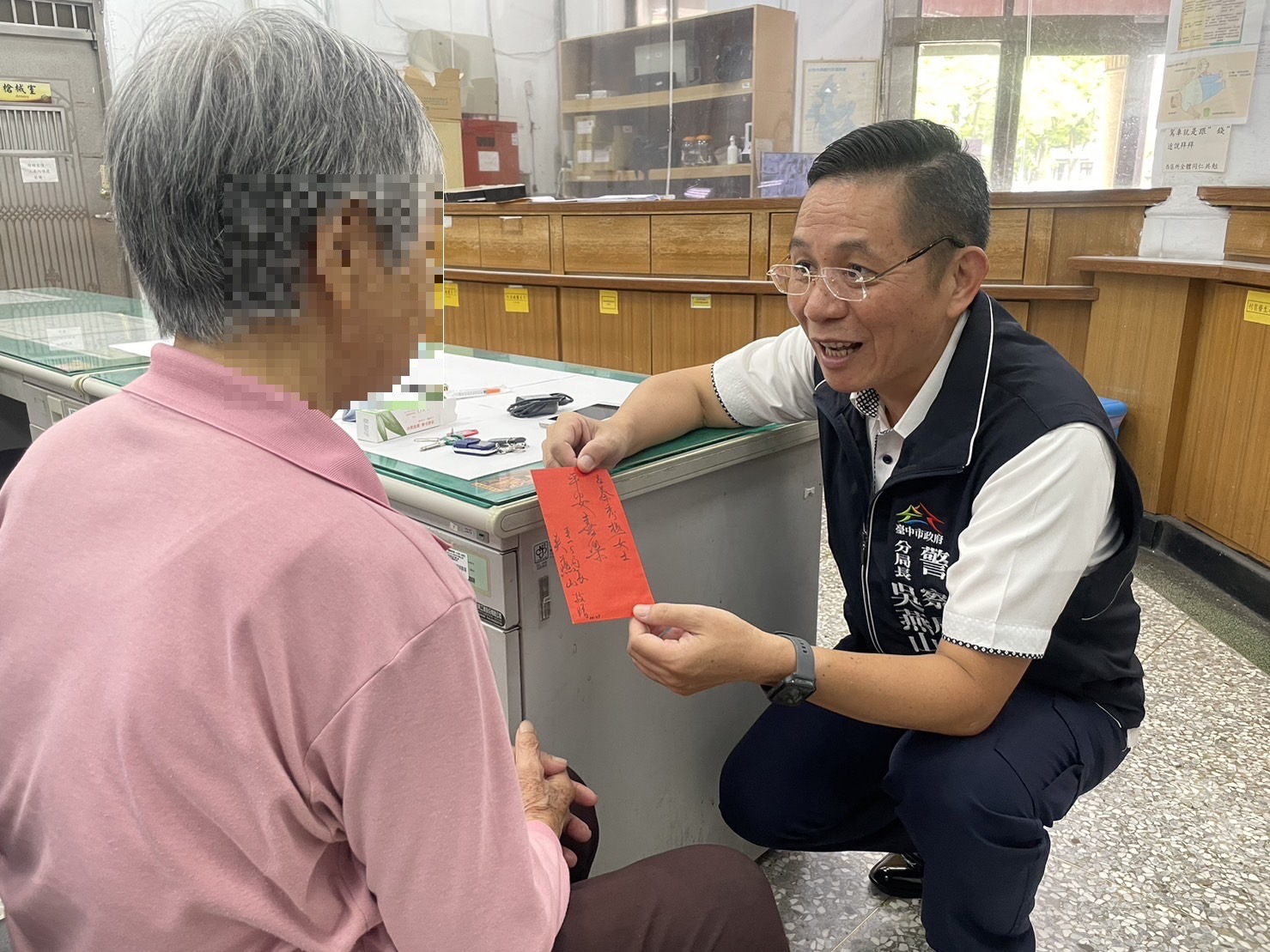 分局長吳燕山致贈慰問金關懷被害人。（圖/記者江雁武翻攝）