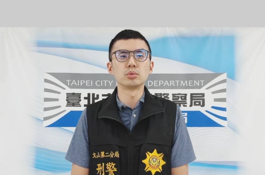 偵查隊副隊長鍾獻德進行案情說明，抽絲剝繭揪出跨境黃金網絡詐騙罪犯。（記者張艷君翻攝）