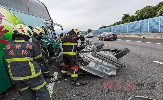 國道3號南下斗六段重大車禍 遊覽車自小客碰撞造成4死
