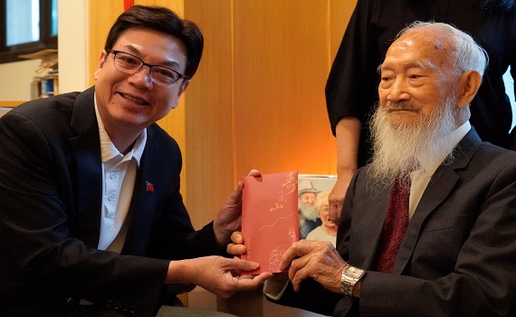 訪視103歲人瑞鄧集成 　劉和然致贈重陽禮 祝長輩健康平安