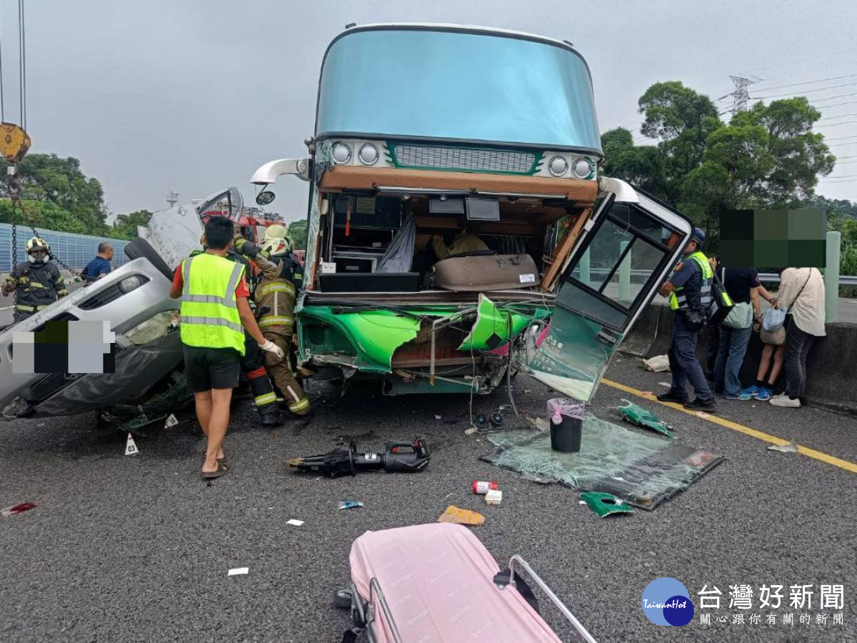 國3斗六段南下21發生遊覽車與自小客車擦撞意外，造成遊覽車2死、自小客車2死／警方提供