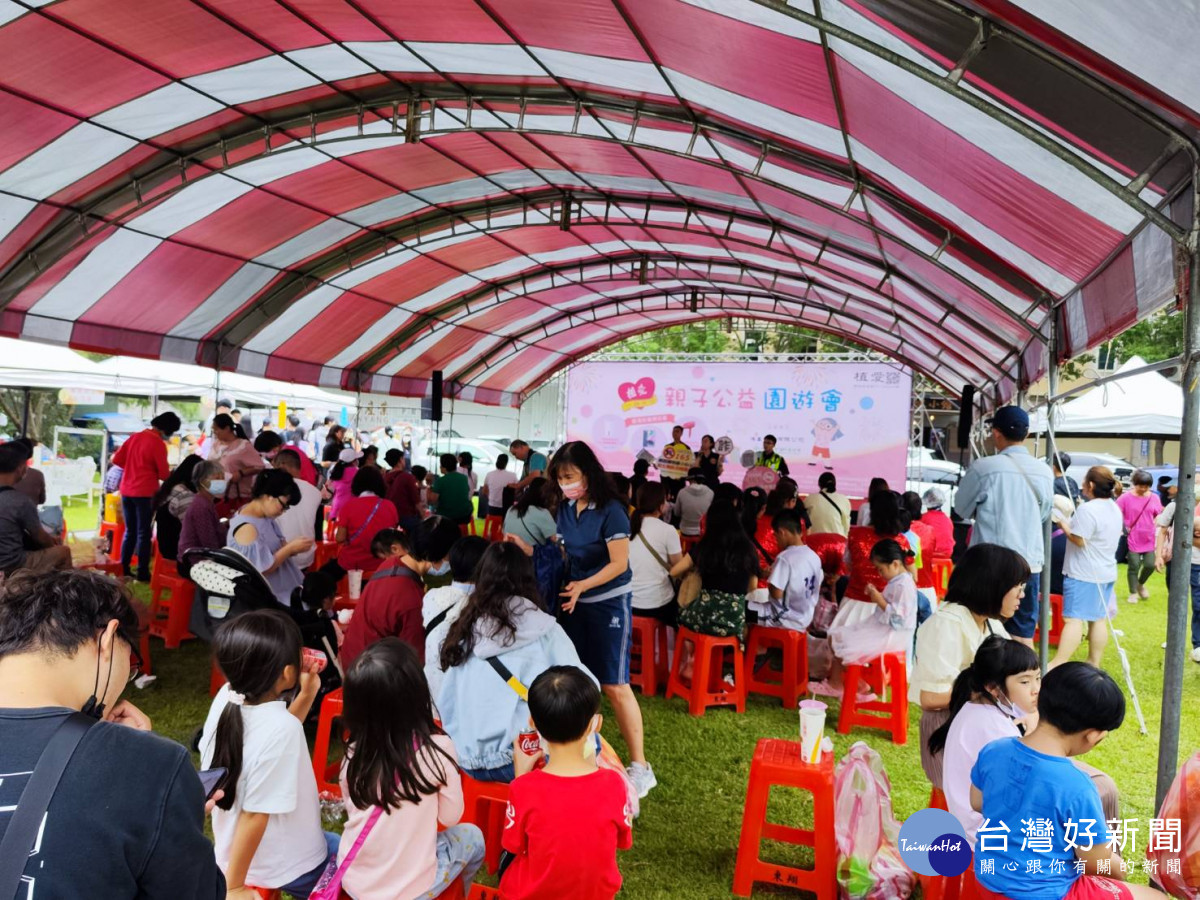 創世基金會舉行親子園遊會,響應壢警反詐欺宣導。