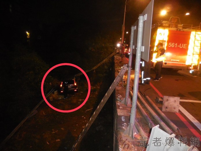 怎麼撞的?自小客車不明原因擦撞護欄衝出路外 駕駛自行脫困離開現場 67 S 189259915 | 社會 社會 記者爆料網