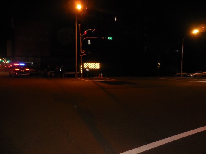 怎麼撞的?自小客車不明原因擦撞護欄衝出路外 駕駛自行脫困離開現場 65 S 189259911 | 社會 社會 記者爆料網