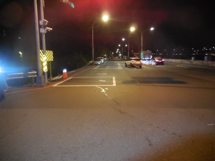 怎麼撞的?自小客車不明原因擦撞護欄衝出路外 駕駛自行脫困離開現場 66 S 189259913 | 社會 社會 記者爆料網