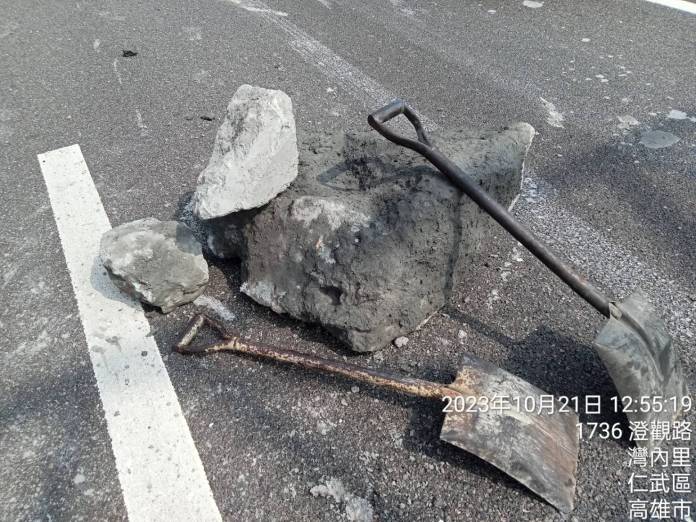 (有片)國道事故! 土石從聯結車掉落害3車輾過受損 65 | 社會 社會 記者爆料網