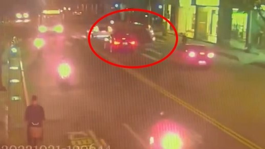 疑精神不濟!新店66歲男駕駛擦撞內側車側翻 3人送醫 57 22 | 社會 社會 記者爆料網