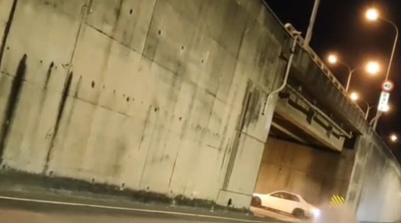 (警察好派片)查獲口罩遮車牌 警員當場高分貝怒斥 54 po網自小客車在台61線大潭橋下甩尾。翻攝畫面 | 社會 社會 記者爆料網