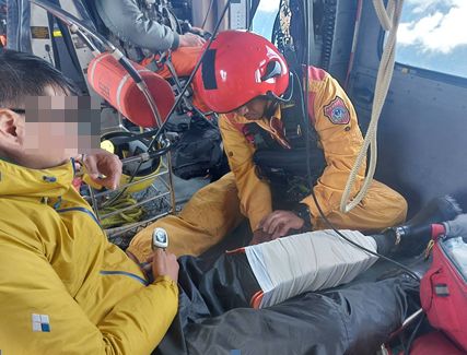 (直升機救援片)男登山客獨攀鈴鳴山摔落邊坡骨折 空勤黑鷹直升機救援 51 | 社會 社會 記者爆料網