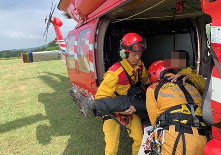 (直升機救援片)男登山客獨攀鈴鳴山摔落邊坡骨折 空勤黑鷹直升機救援 50 | 社會 社會 記者爆料網