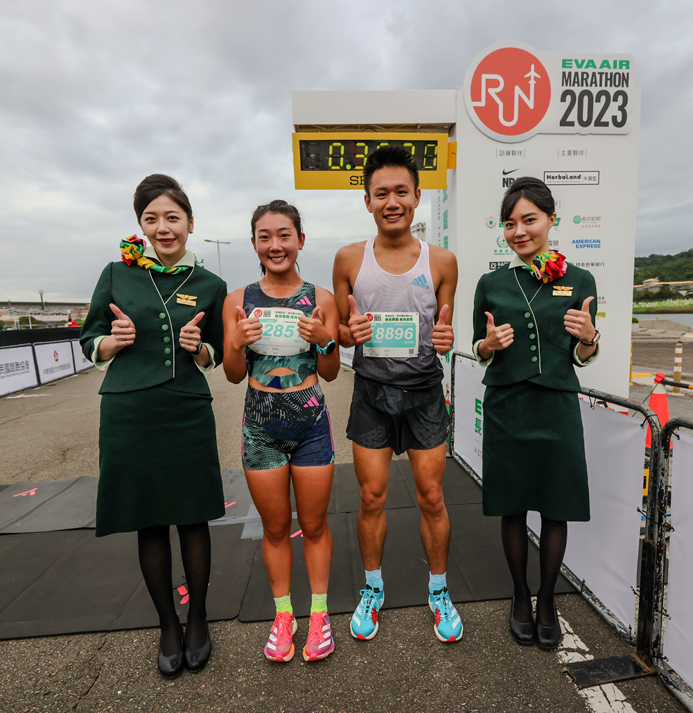 香港最速情侶檔黃啓樂和羅映潮聯手拿下10公里組男、女冠軍 照片來源:長榮航空城市觀光馬拉松