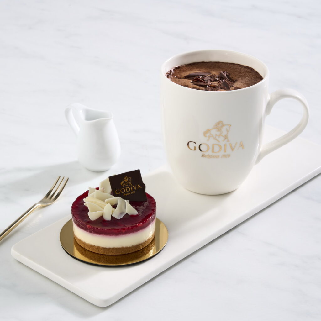 即日起,於GODIVA門市購買任一蛋糕或可芙,即可以半價優惠加購任一飲品,享受一個人的即興派對時光!