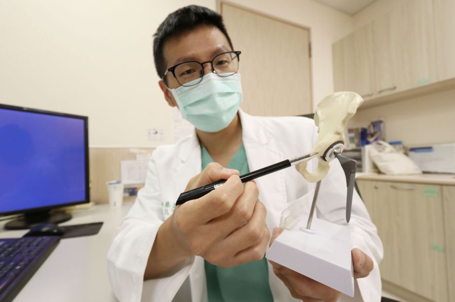 老婦腰疼、腿麻還發燒 醫師一看竟是「人工關節」年限到了！ 305