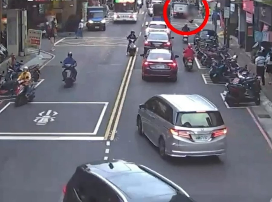 小貨車暴衝妻女摔出車外 24歲駕駛行駛中與妻子吵架險釀禍 321 cnews204231022a01