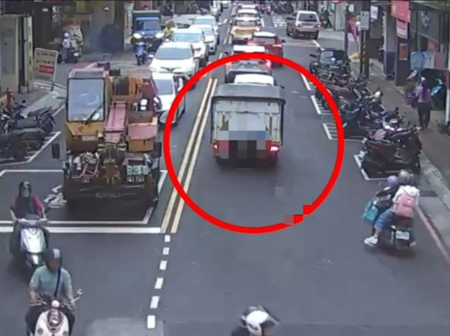 小貨車暴衝妻女摔出車外 24歲駕駛行駛中與妻子吵架險釀禍 322 cnews204231022a02