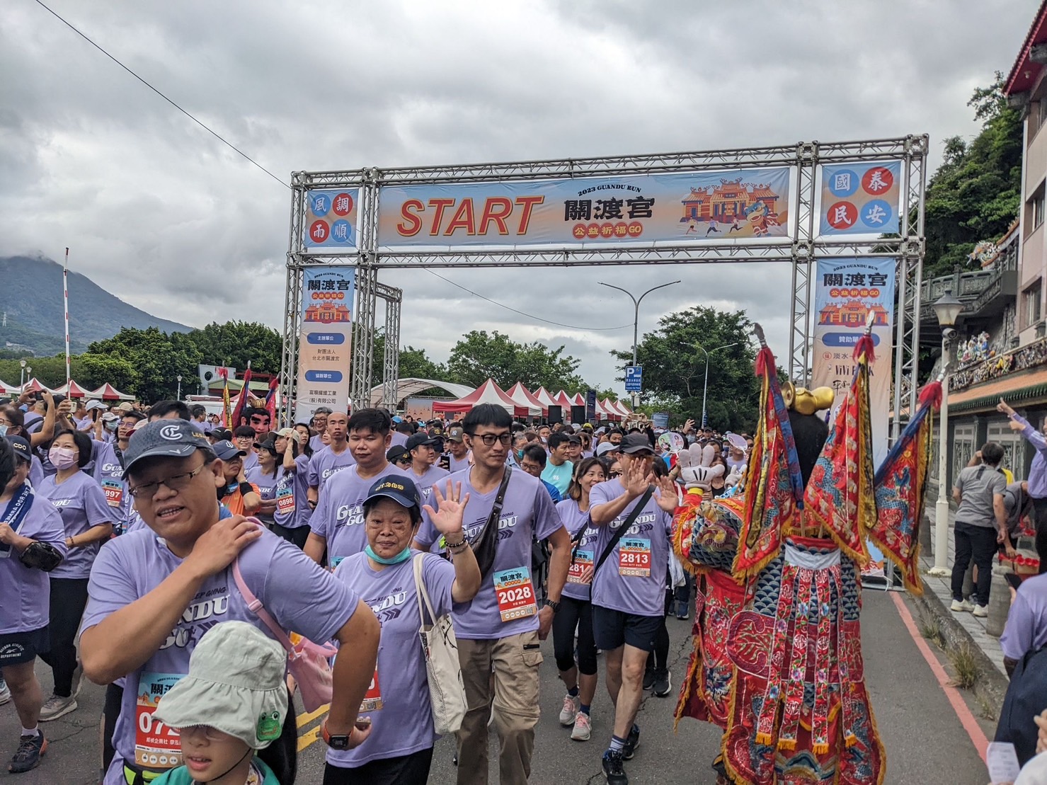 北投分局聯手孟慶而，至關渡宮公益路跑現場，宣導犯罪預防及交通安全觀念。（記者薛秀蓮翻攝)