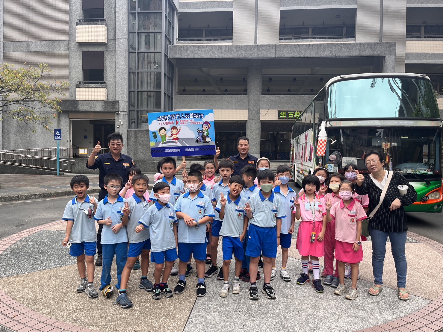 學童參與實地學習，大車死角和輪差的危險性學生大合照。（記者薛秀蓮翻攝)
