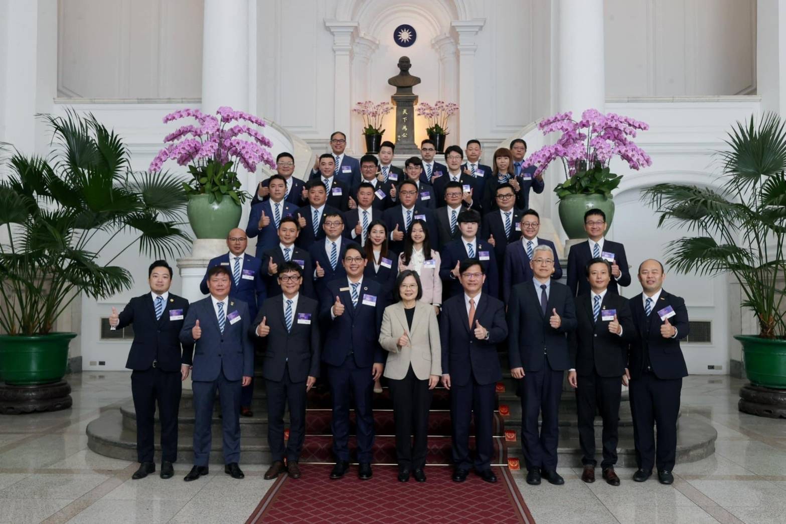 青商會總會長林鼎鈞(前排左4)率領青商會團員與總統蔡英文(前排中)在總統府合影留念。(記者 黃荷琇翻攝)