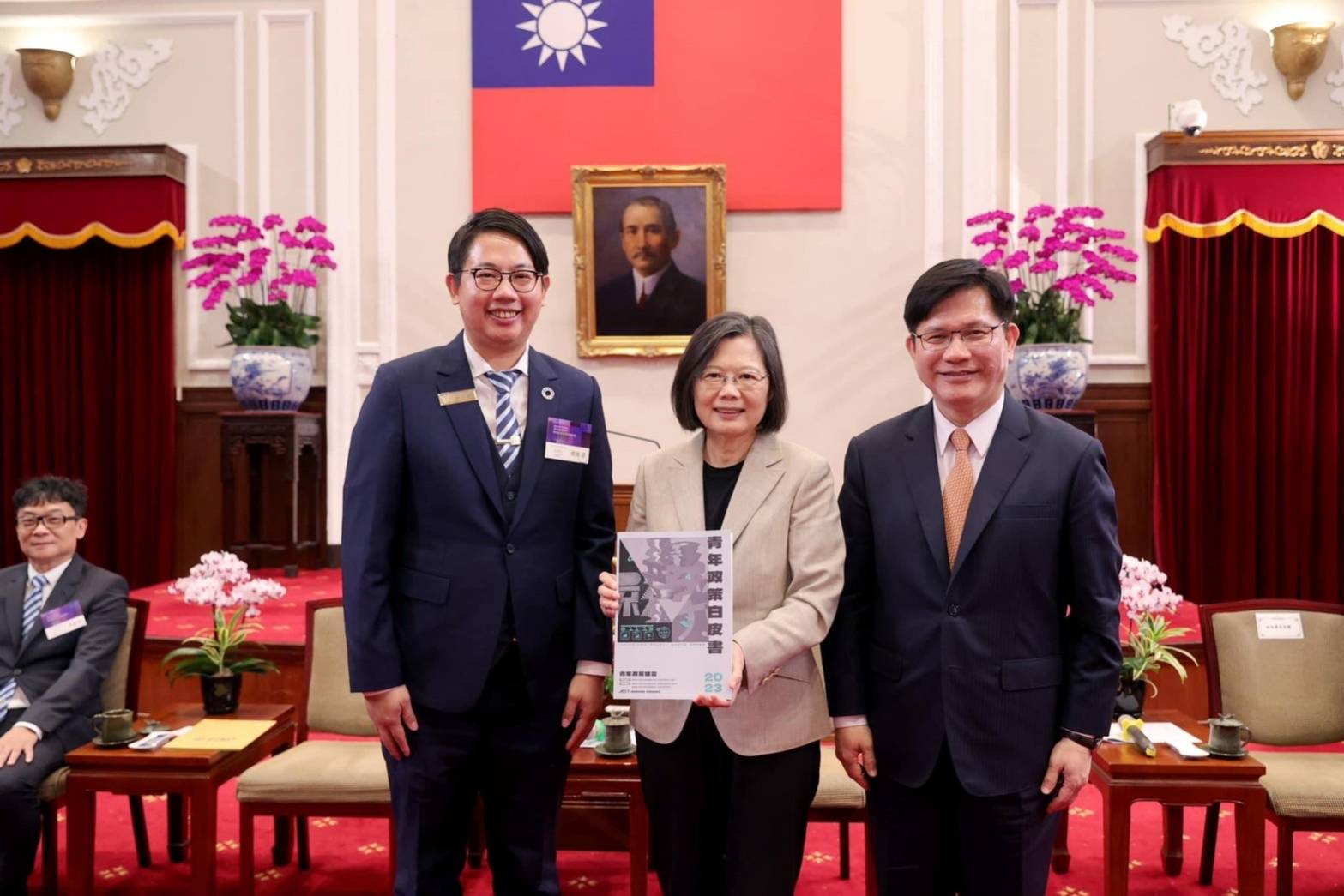 國際青年商會中華民國總會總會長林鼎鈞(左)日前率團晉見總統蔡英文(中)並呈上青年政策白皮書,右為總統府祕書長林佳龍。(記者 黃荷琇翻攝)