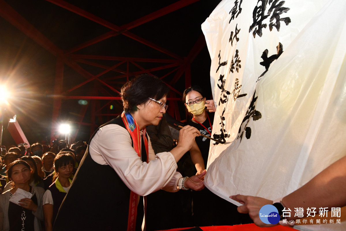 西螺大橋通車70週年,雲彰「兩縣共榮」天燈祈福。圖/記者鄧富珍翻攝
