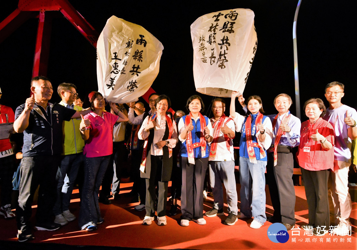 西螺大橋通車70週年,雲彰「兩縣共榮」天燈祈福。圖/記者鄧富珍翻攝