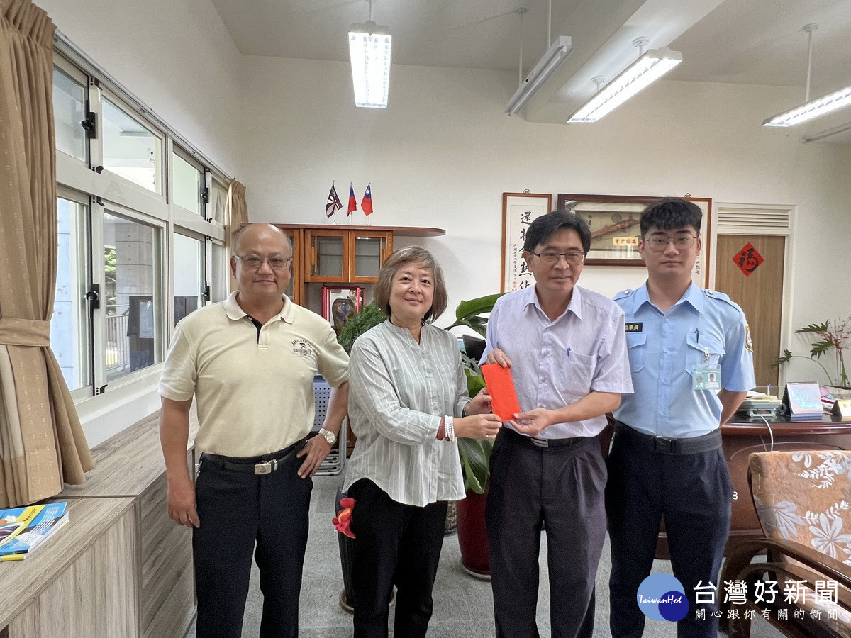 南投看守所消費合作社理事主席邱淑筠(左二)贈獎學金予南崗國中。(南投看守所提供)