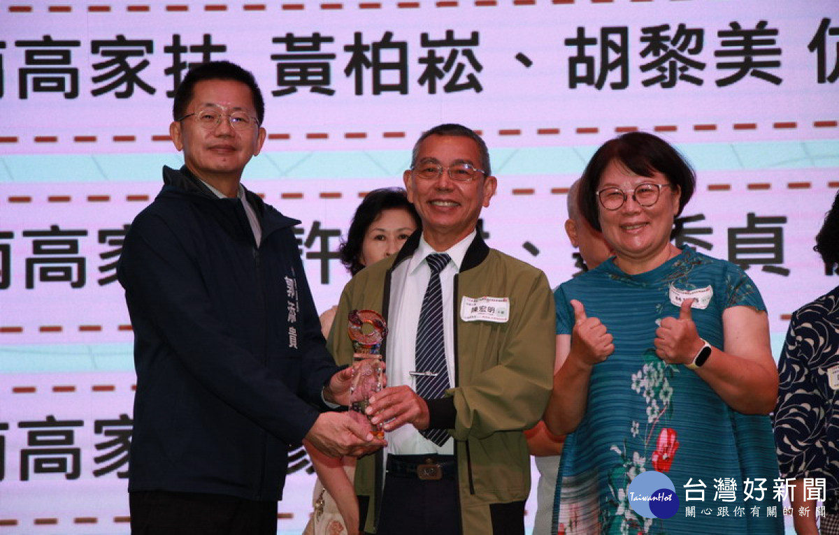 ▲高市社會局透過表揚活動號召市民朋友們加入寄養家庭的行列，一起守護孩子。