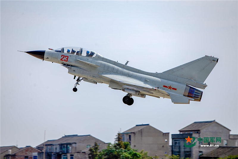 海軍航空兵殲-10戰鬥機迅捷起飛。圖/取自中國軍網