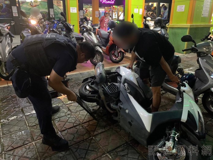 影/機車停好兩隻中柱剛好卡進水溝蓋 波麗士使盡洪荒之力 結局曝 59 B75BA22B B37E 4B26 BACE FE848425D11F | 社會 社會 記者爆料網