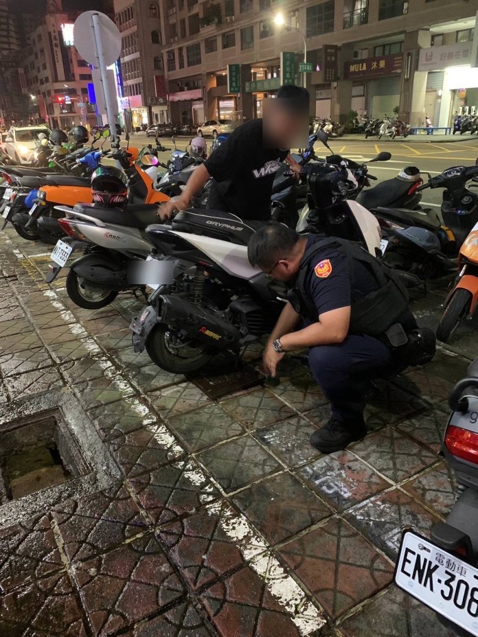 影/機車停好兩隻中柱剛好卡進水溝蓋 波麗士使盡洪荒之力 結局曝 57 496BB4DF C8B1 43B1 B598 C4266C00757C | 社會 社會 記者爆料網